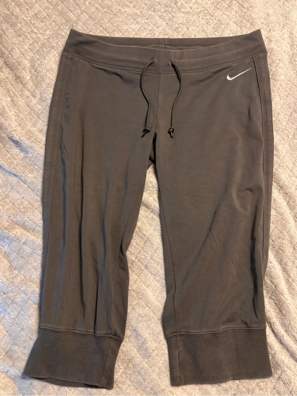 Nike Women’s Black Cropped Athletic Capris with Swoosh